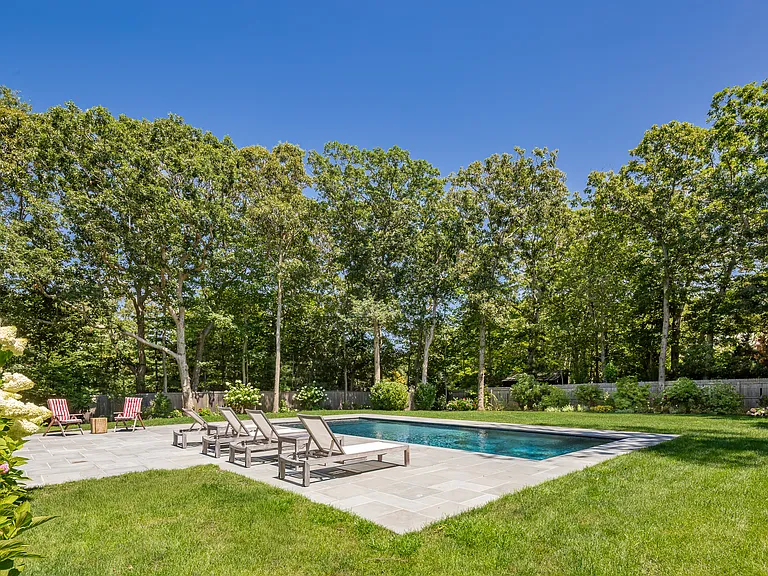 Runnymeade Dr — Photo 4