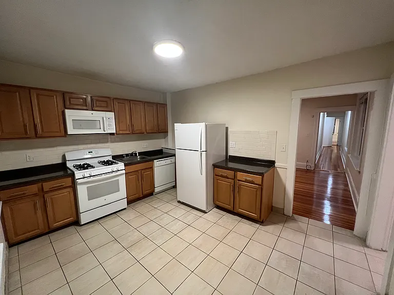 10 Barrows St #4 — Photo 7