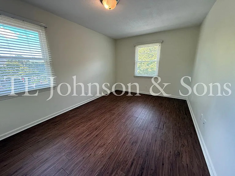 Modern 2 Bedroom Apartment with Water Included on Forsyth St — Photo 20