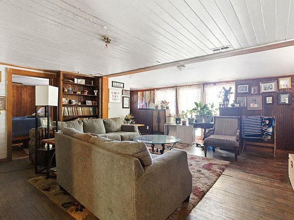 4th image of 6840 Persimmon Rd.