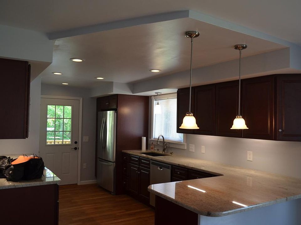 Kitchen / Granite counters & bar