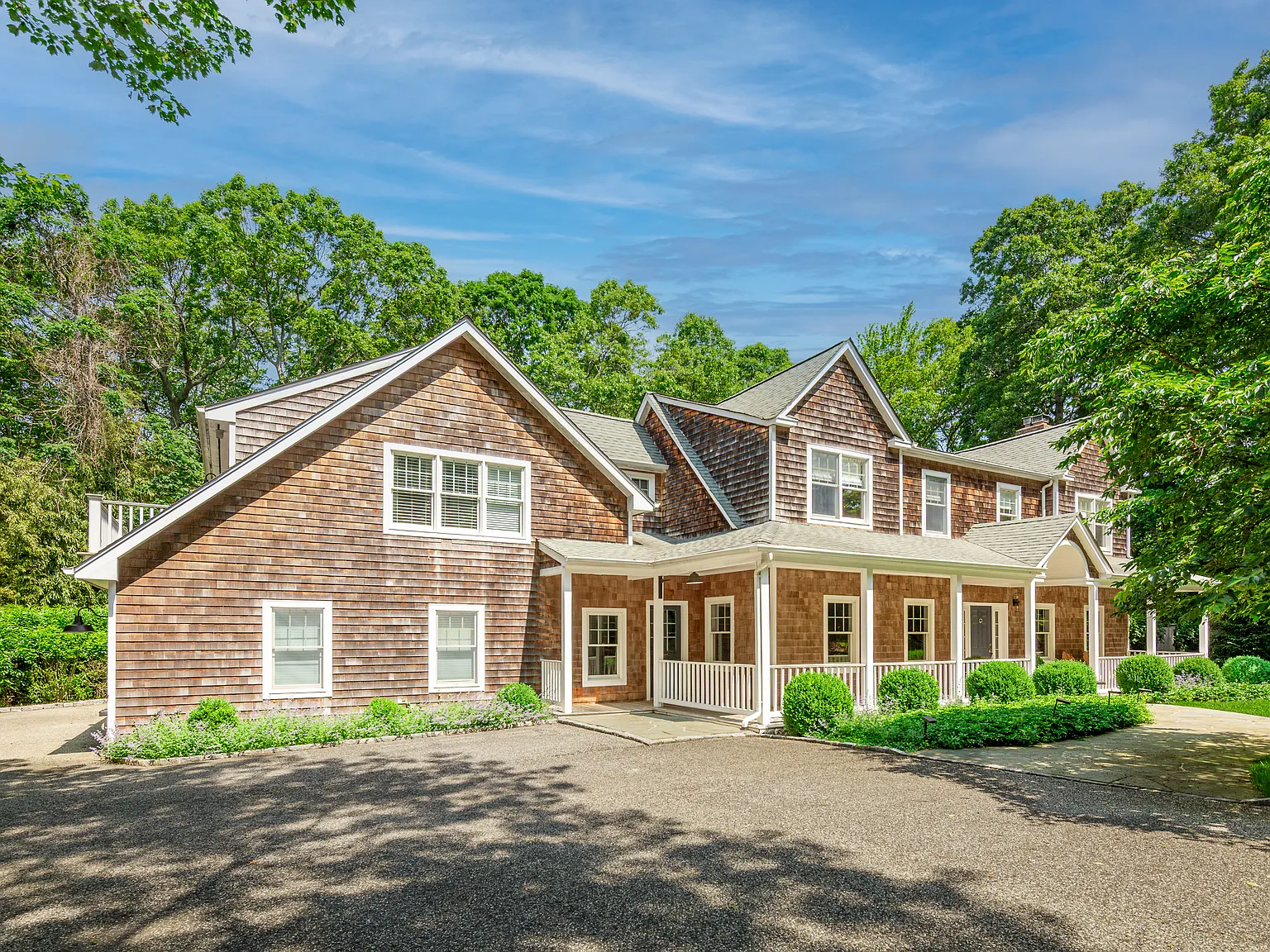 Refined Hamptons Retreat — Photo 2