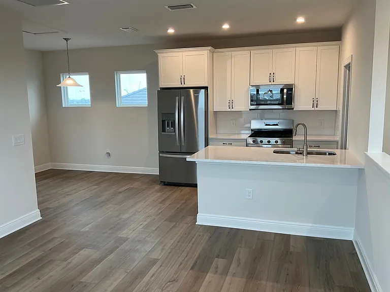 7910 Lake Flores Ave — Photo 4