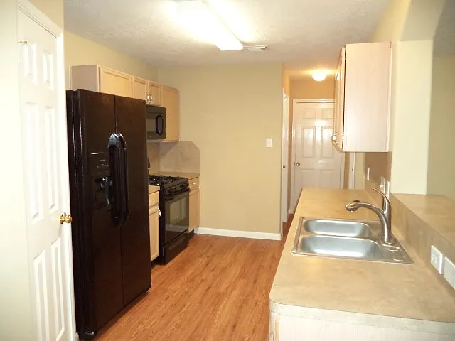 3 bed, 2.5 bath, 1822 sqft, $2,100 — Photo 3