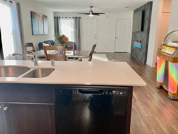 Nice open floor plan perfect for hosting Thanksgiving!