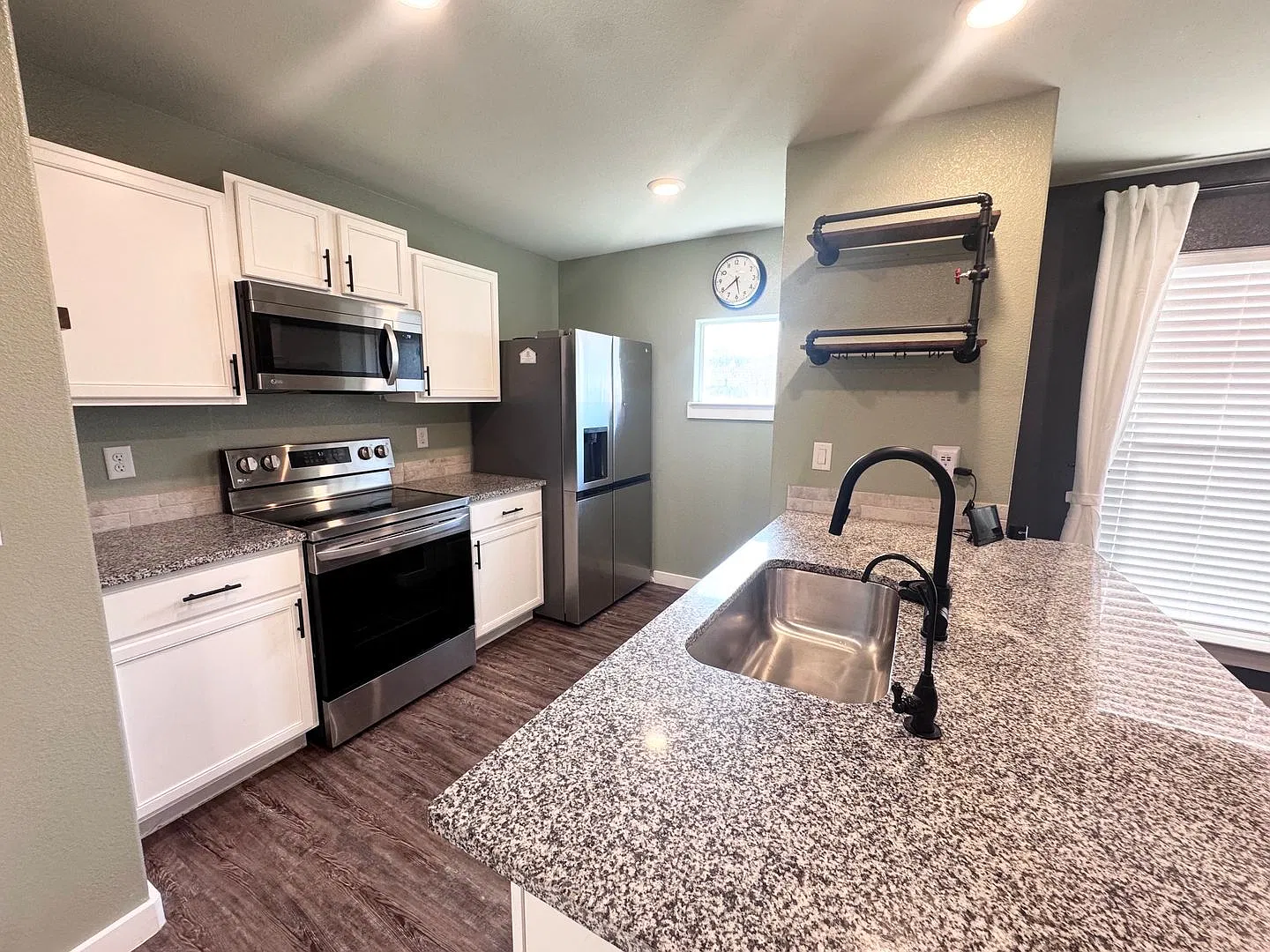2 Bed 2 Bath House Furnished! — Photo 4
