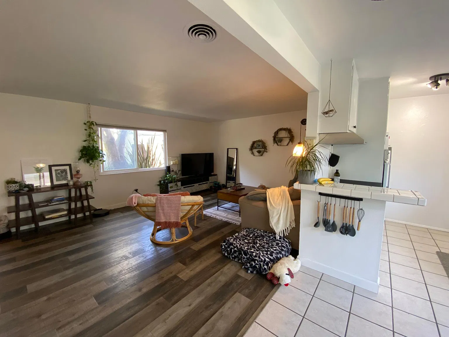 2 bed, 1.5 bath, 1100 sqft, $3,400 — Photo 2