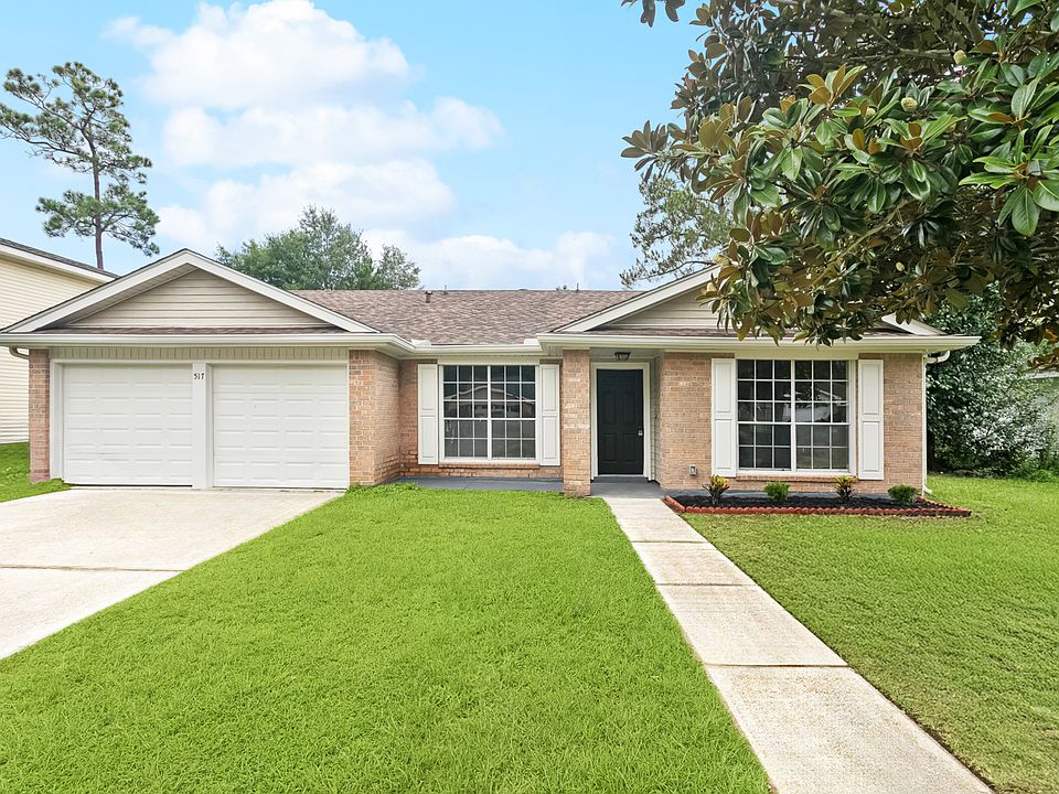 4 Bedroom and 2 Full Bath with Neighborhood Pool and Clubhouse