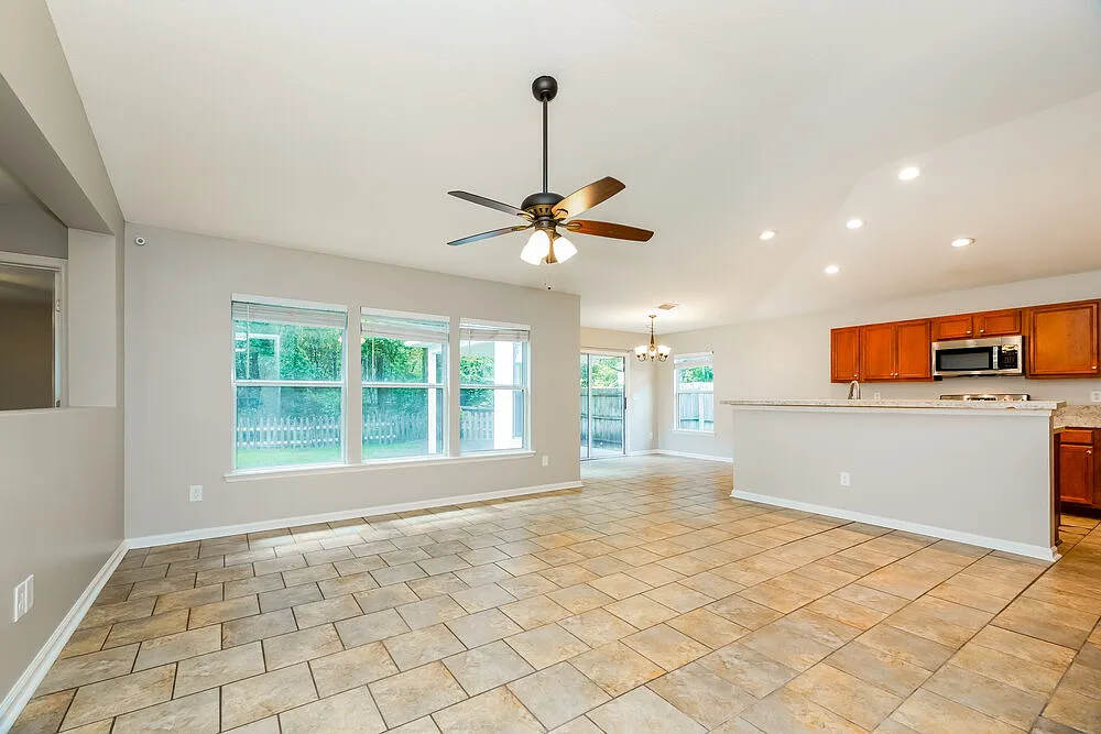 3 bed, 2.0 bath, 1646 sqft, $2,165 — Photo 4