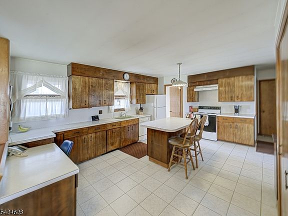 5th image of 62 Pine Hill Rd