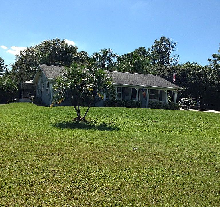 Charming 2/2 pool home 