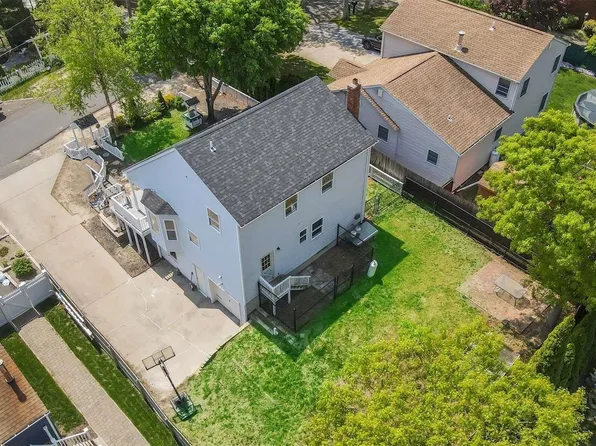 31 Sayville Road, Sound Beach, NY 11789