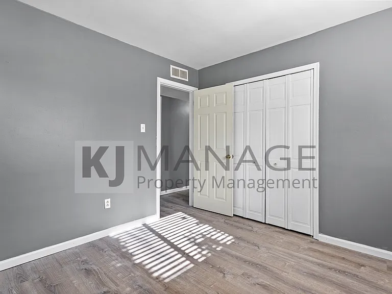 28203 Sutherland St — Photo 12