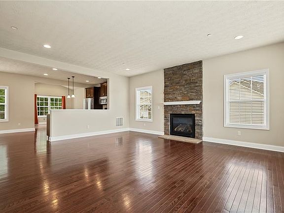 3rd image of 245 Bentbrook Cir