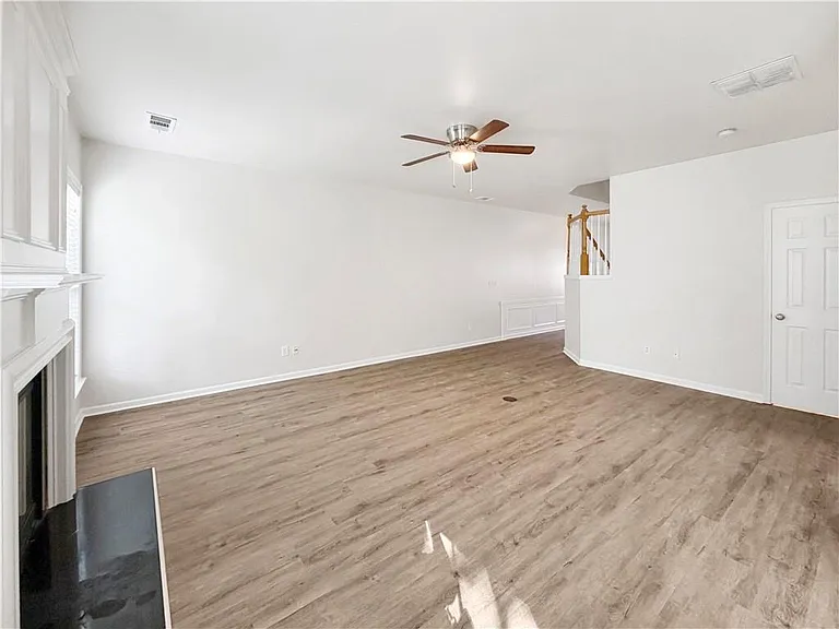 2425 Fairlie Dr — Photo 5