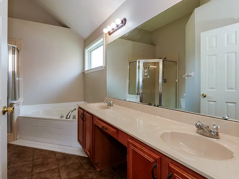 10050 Bloomsbury Ave — Photo 11