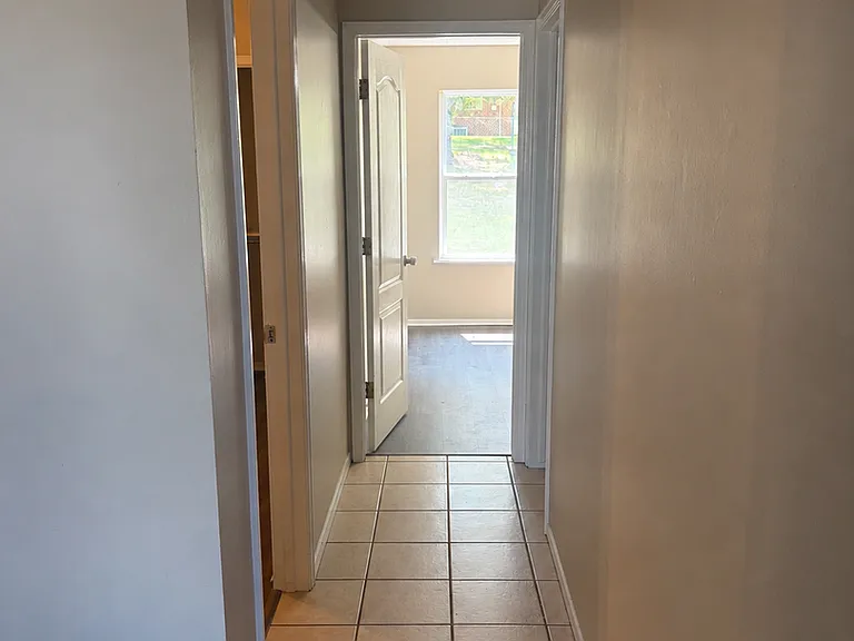 300 E Knoxville St — Photo 8