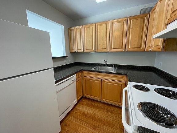 2nd image of 346 W Illinois St