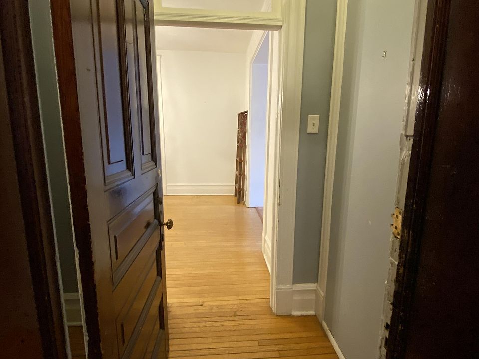 LARGE HALLWAY