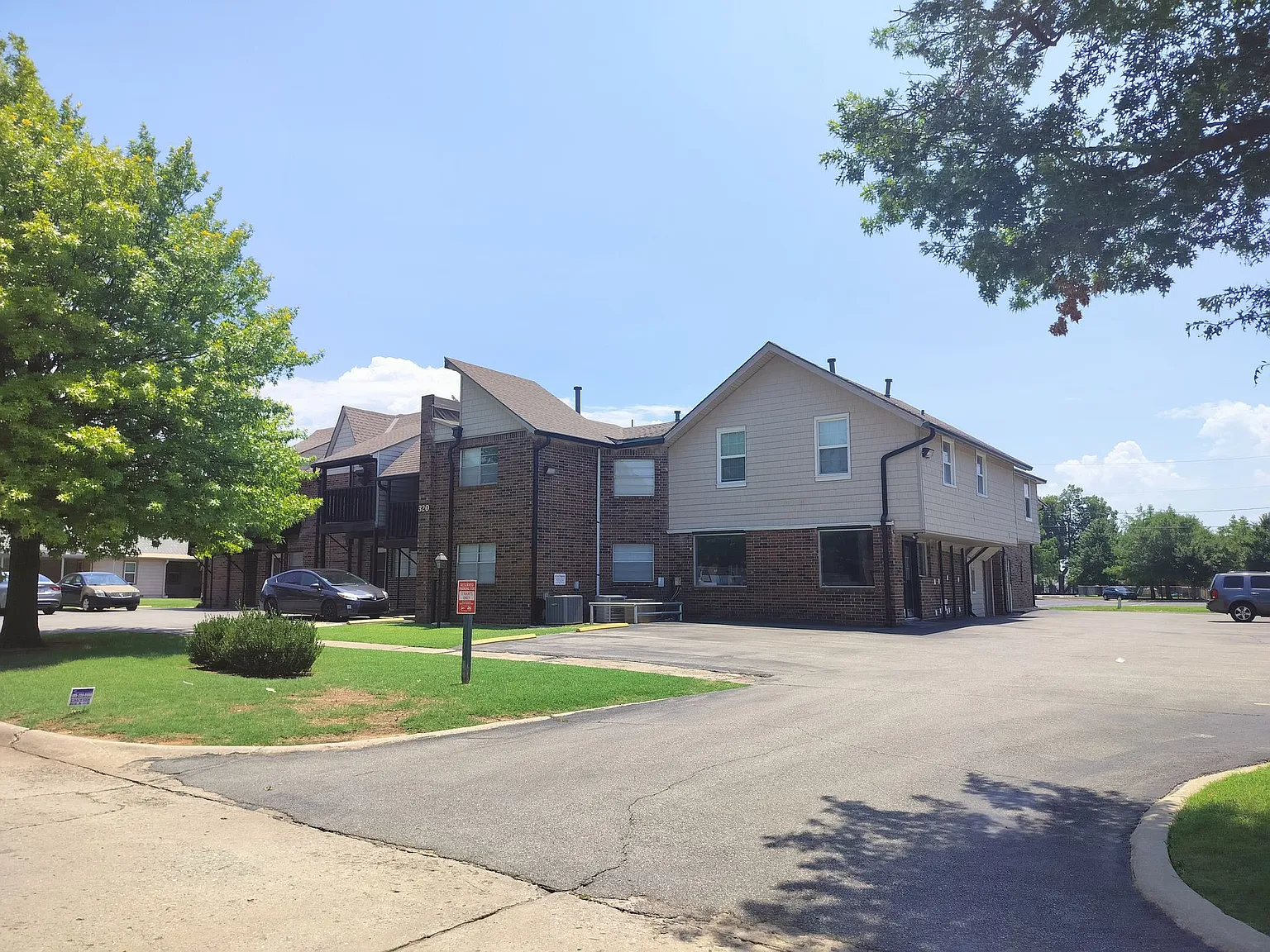 2 bedroom, 1.5 bathroom townhouse apartment in Edmond, OK with ALL bills paid*, balcony, and cent... — Photo 3