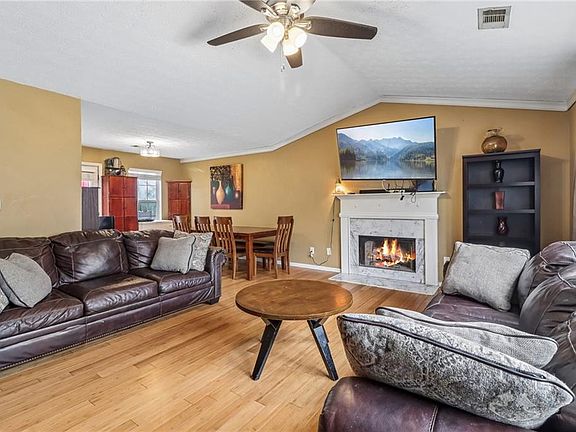 3rd image of 2411 Mills Bnd