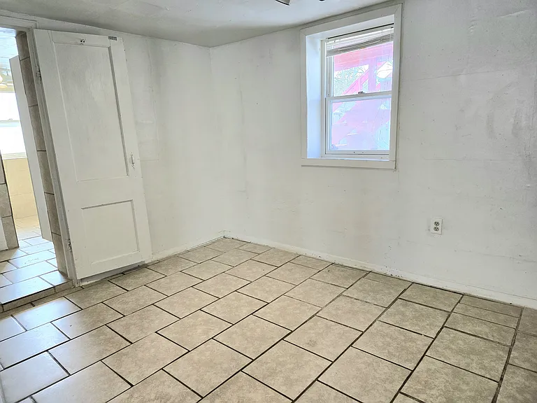 242 S 10th St — Photo 7