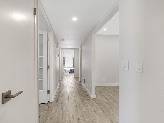 5th image of 315 W Manhatton Dr