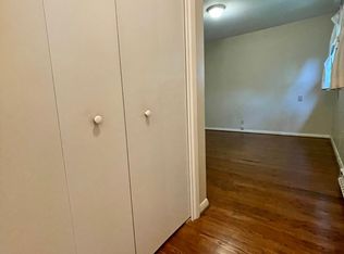 Stunning Two-bedroom In SW Portland~ Great Natural Light~ Two Wood Burning Fireplaces~ Covered Ca..., Portland, OR 97225