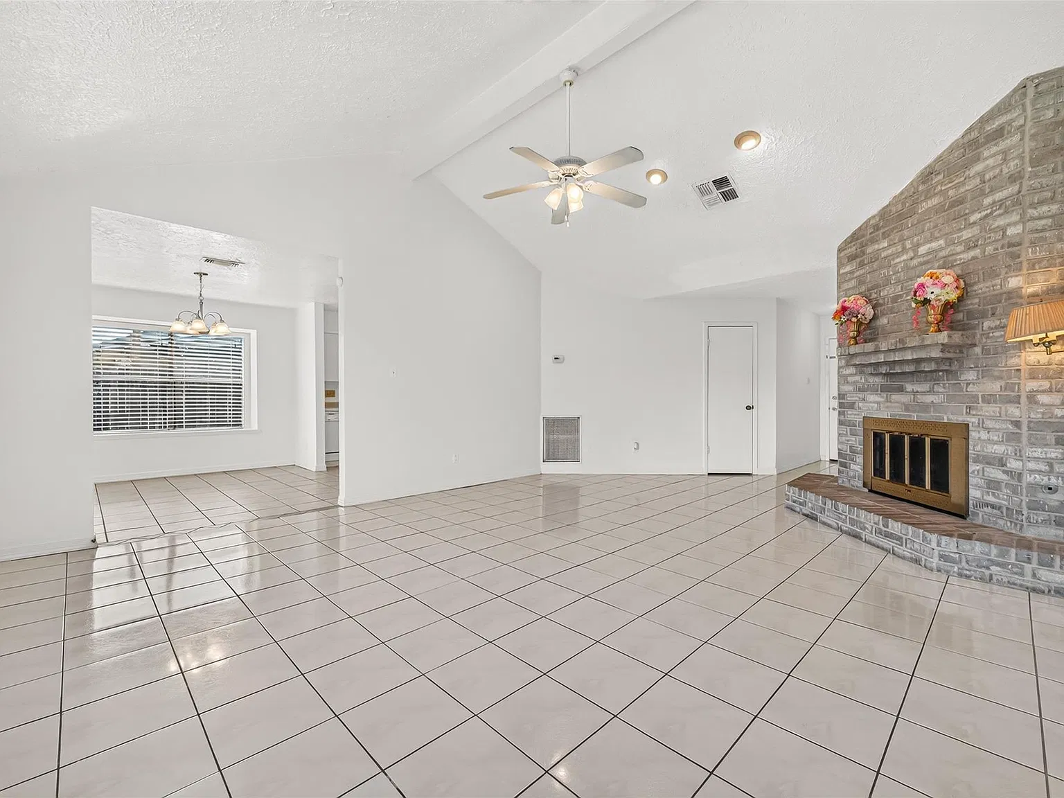3 bed, 2.0 bath, 1669 sqft, $1,800 — Photo 3