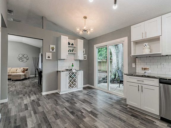 5th image of 8549 Moss Pointe Trl N