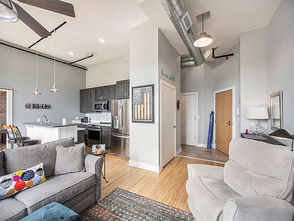 3rd image of 460 Broadway St Unit 207