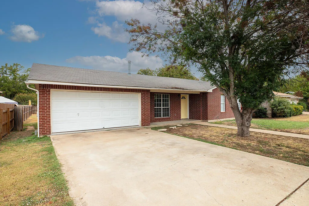 3 bed, 1309 sqft, $2,300 — Photo 2