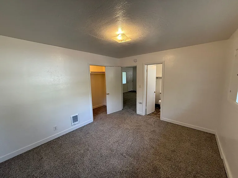 912 Fir St S — Photo 10
