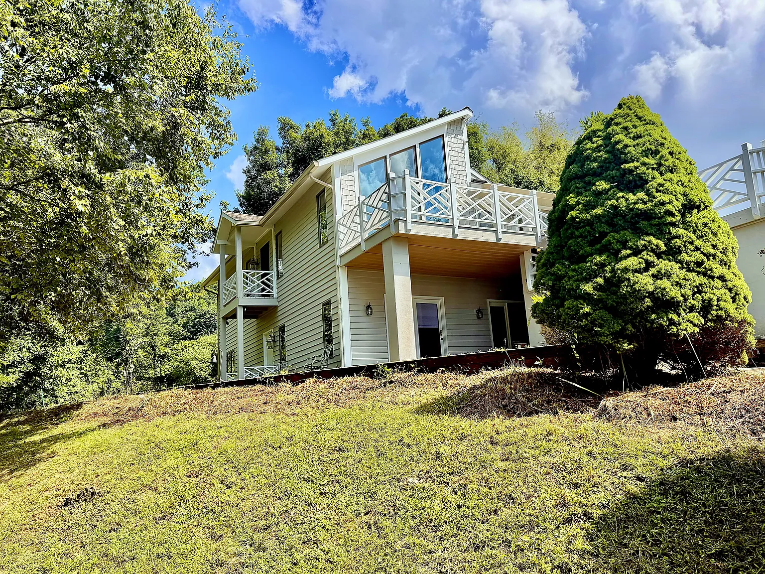 4 bed, 2400 sqft, $3,000 — Photo 2