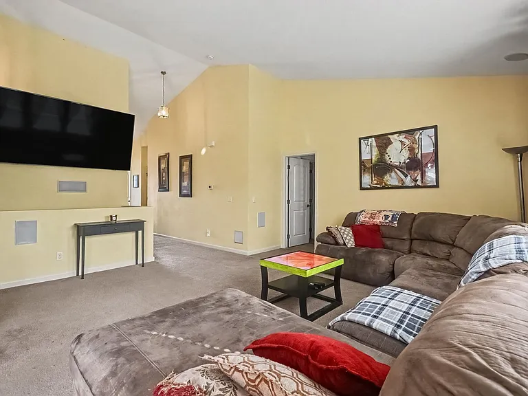 8421 S 164th St — Photo 3