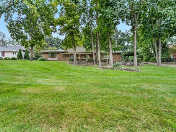 6016 Plantation Dr, Grand Blanc, MI 48439
