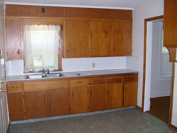 3rd image of 812 Devon Ave