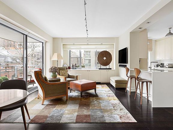 3rd image of 150 E 69th St #3FX