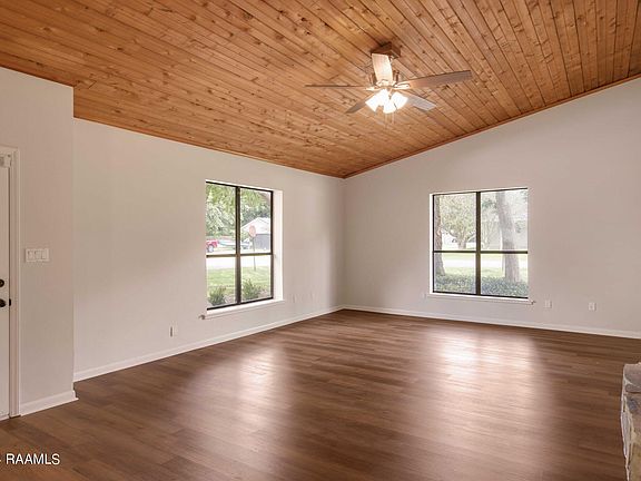 5th image of 114 Bayberry Ave