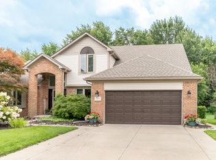 2905 Otter Ct, Wixom, MI