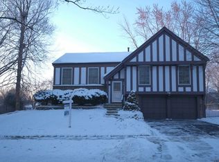 74 Foxcroft Rd, Naperville, IL 60565