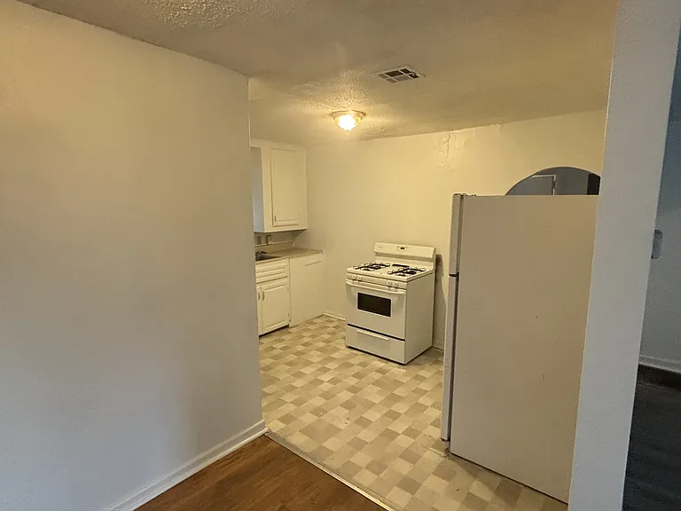 1738 N Poplar Ave — Photo 12