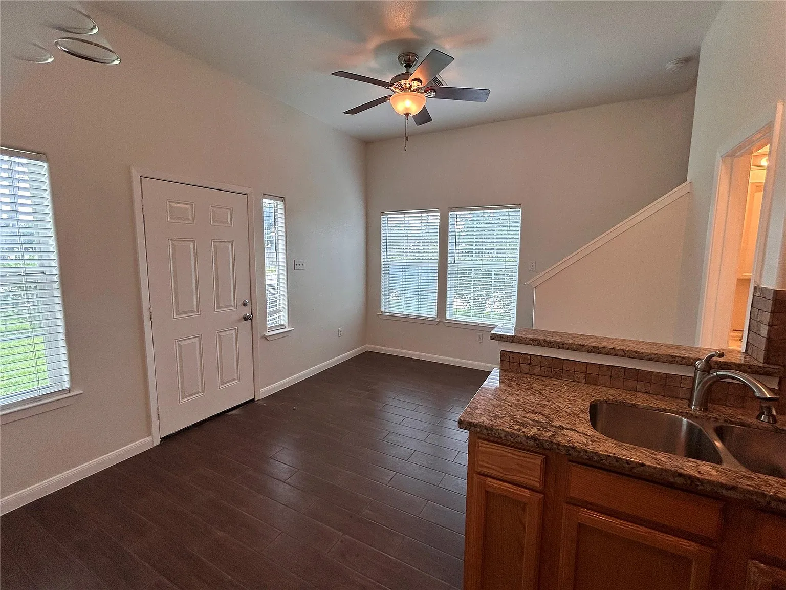 3 bed, 2.5 bath, 1350 sqft, $1,650 — Photo 4
