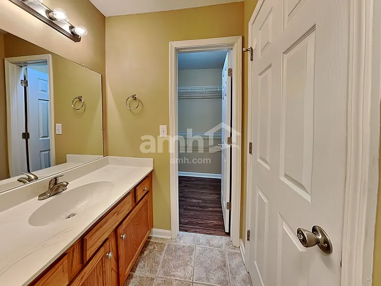 1004 Hendricks Ct — Photo 11
