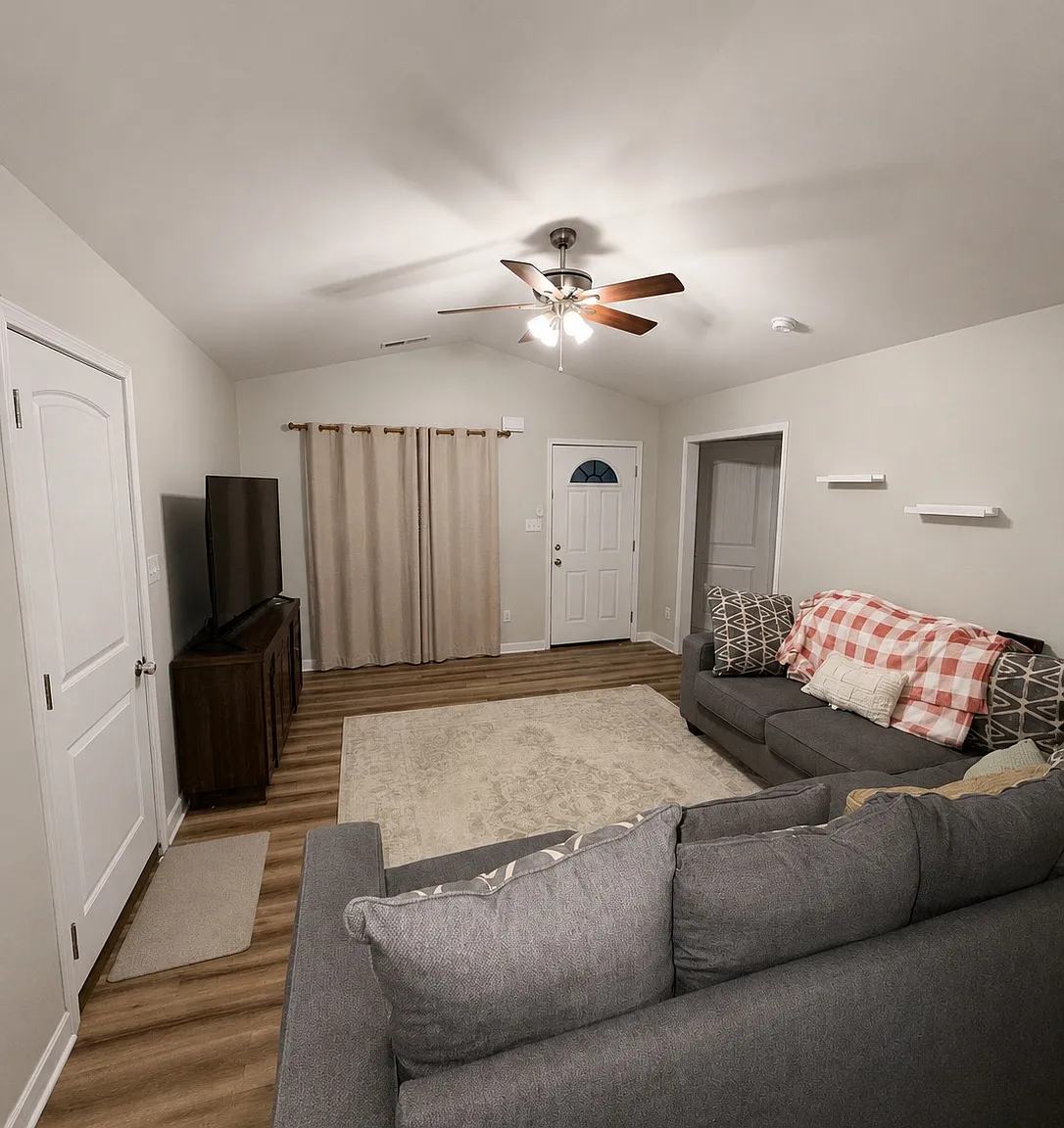 3 bed, 1260 sqft, $1,900 — Photo 2