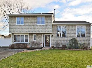 203 Blue Point Rd W, Holtsville, NY 11742