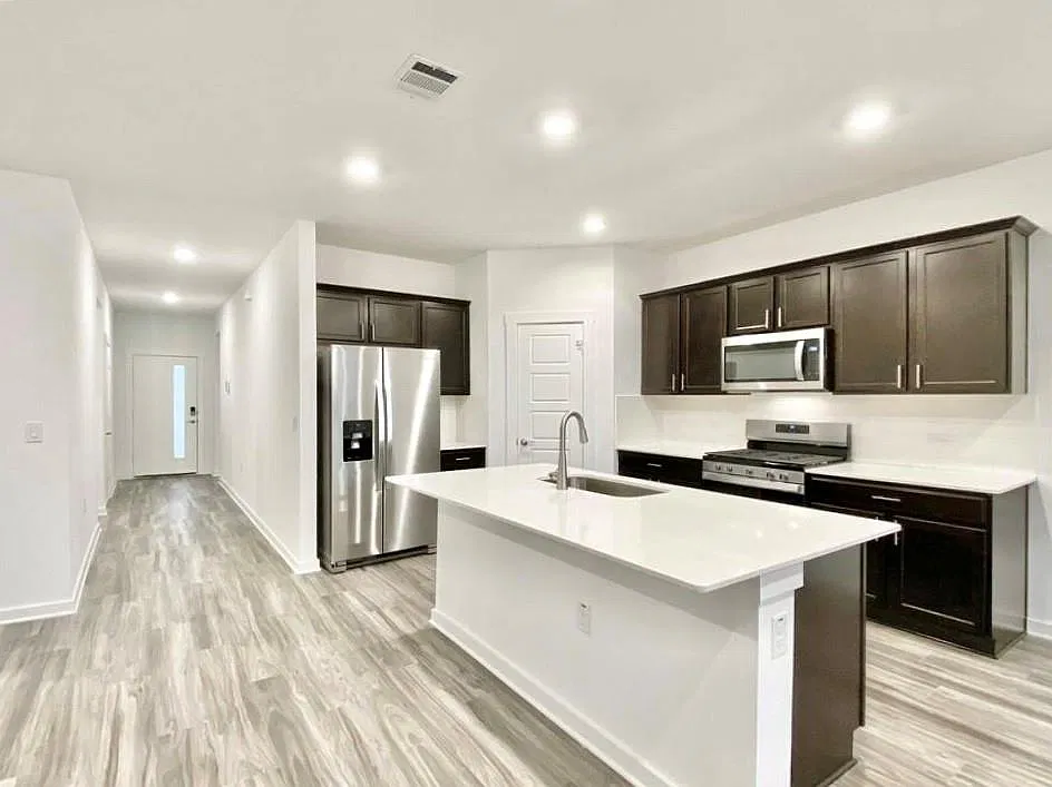 4 bed, 2.0 bath, 1781 sqft, $2,395 — Photo 3