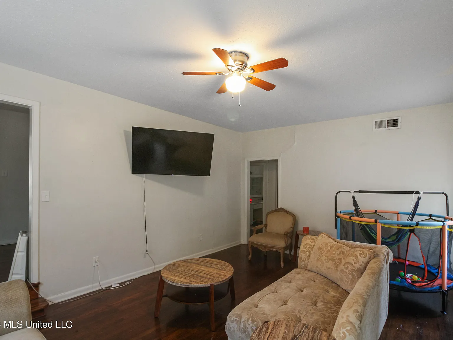 4 bed, 2.0 bath, 1755 sqft, $1,595 — Photo 2