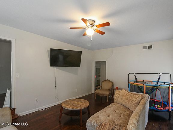 2nd image of 408 Northside Cir