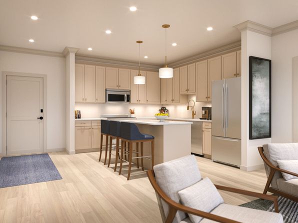 983 Michigan Ave #402